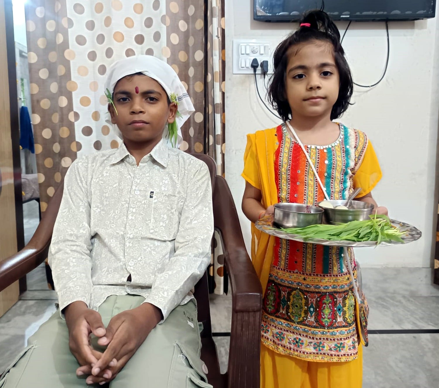 कानों पर ज्वारे रखकर उनकी सुख-समृद्धि की कामना करती बहन। संवाद