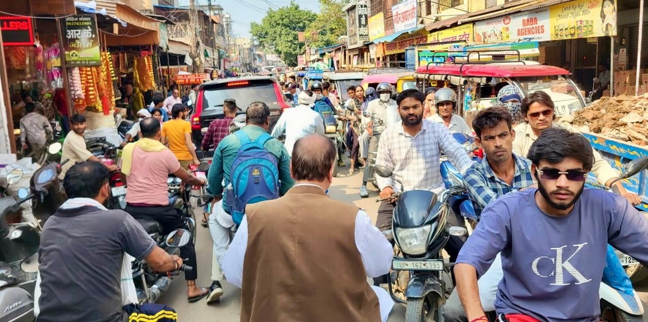 खुर्जा में जंक्शन मार्ग पर रूट डायवर्सन करते पुलिसकर्मी। संवाद खुर्जा में जंक्शन मार्ग पर रूट डायवर्सन करते पुलिसकर्मी। संवाद