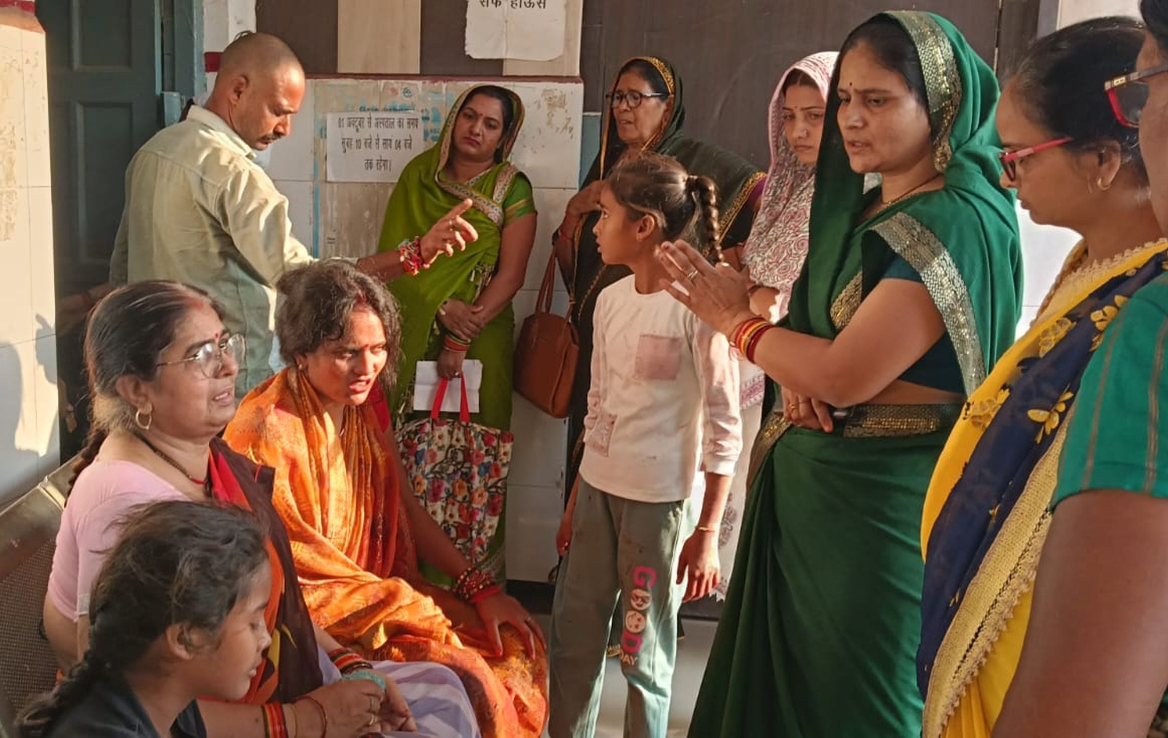 लालगंज सीएचसी में इलाज कराती सड़क हादसे में घायल बालिका। लालगंज सीएचसी में इलाज कराती सड़क हादसे में घायल बालिका।