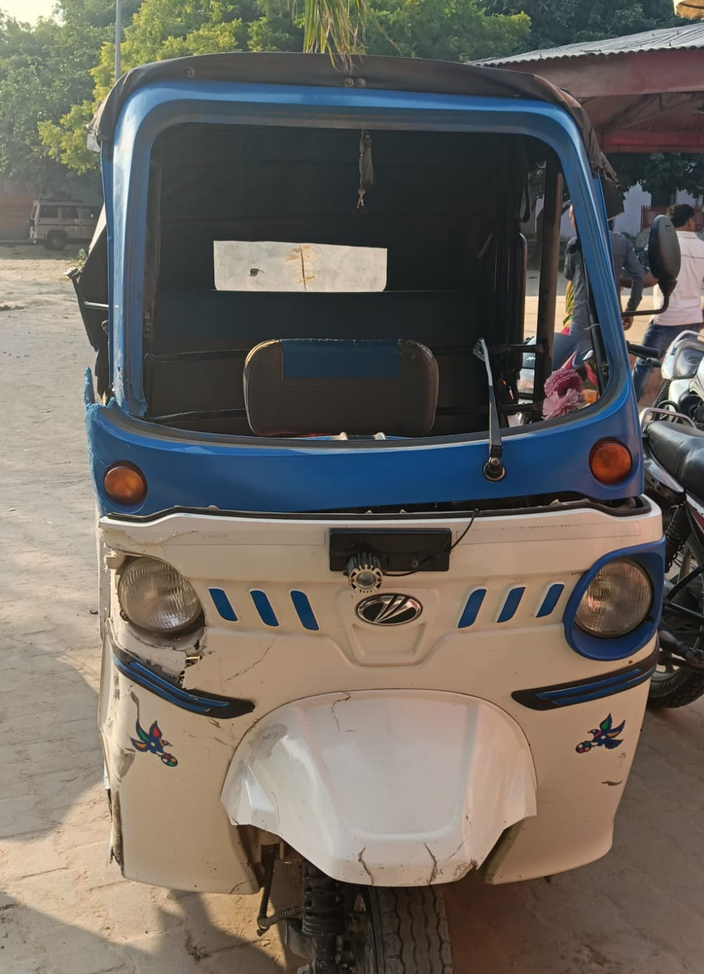 लालगंज सीएचसी में इलाज कराती सड़क हादसे में घायल बालिका। लालगंज सीएचसी में इलाज कराती सड़क हादसे में घायल बालिका।