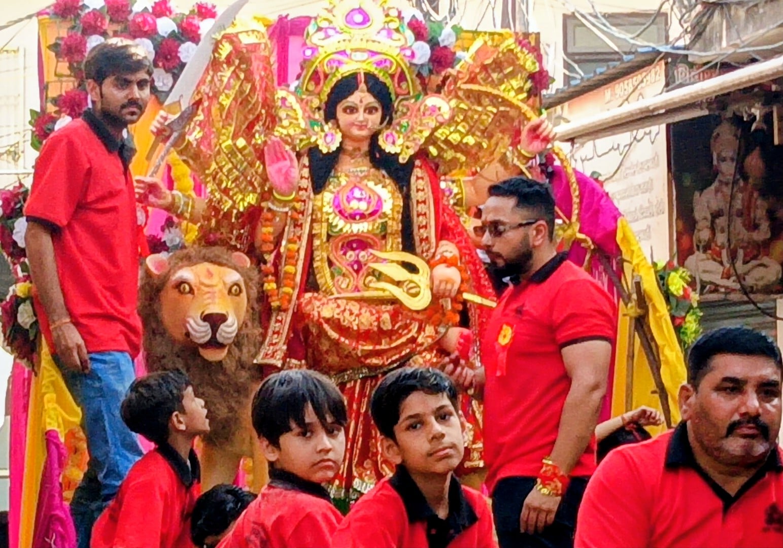 मां दुर्गा की विसर्जन शोभायात्रा में शामिल श्रद्धालु। (मवाना)
