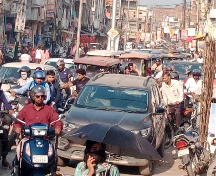 महिला की मौत मामले में बड़ा चौराहे पर जाम लगाए परिजनों को समझाते सदर विधायक पंकज गुप्ता। संवाद