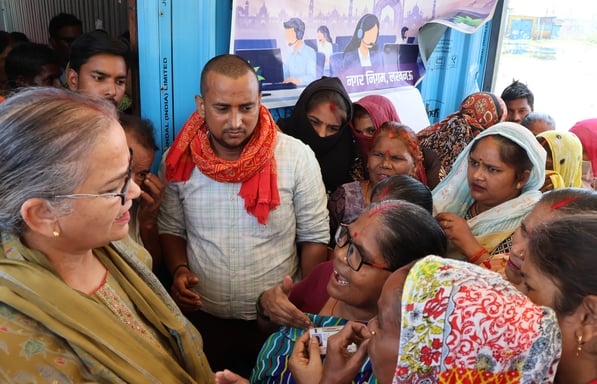 महापौर के पास समस्या लेकर पहुंचे बाढ़ पीड़ित। महापौर के पास समस्या लेकर पहुंचे बाढ़ पीड़ित।