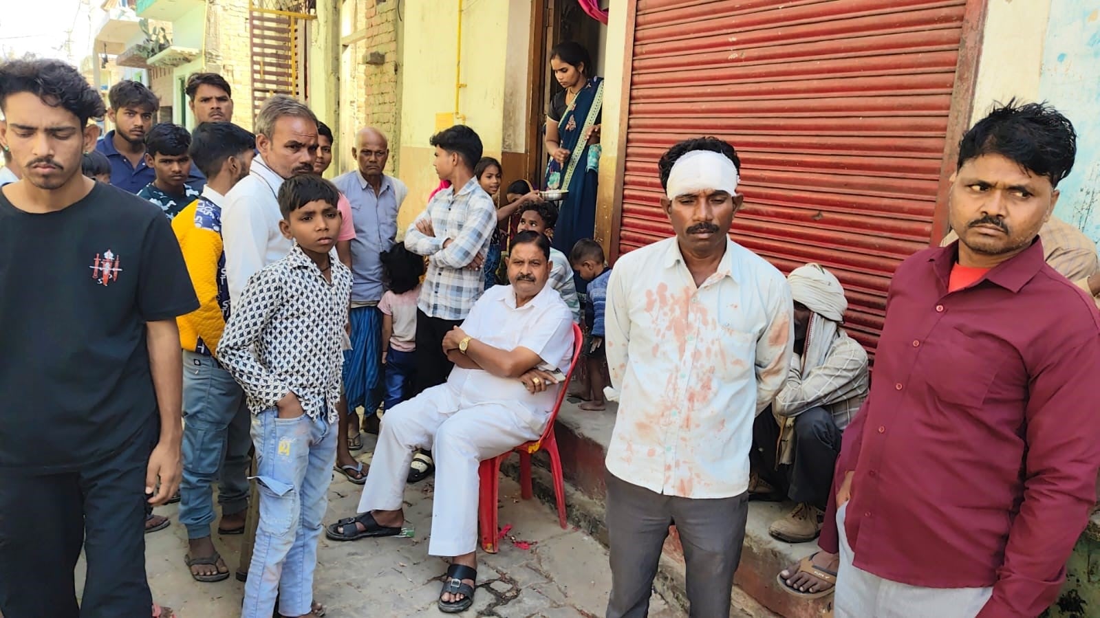 मीरानपुर कटरा के मोहल्ला तहबरगंज में रविवार रात भिड़े दो पक्ष। स्रोत: वीडियो ग्रेब