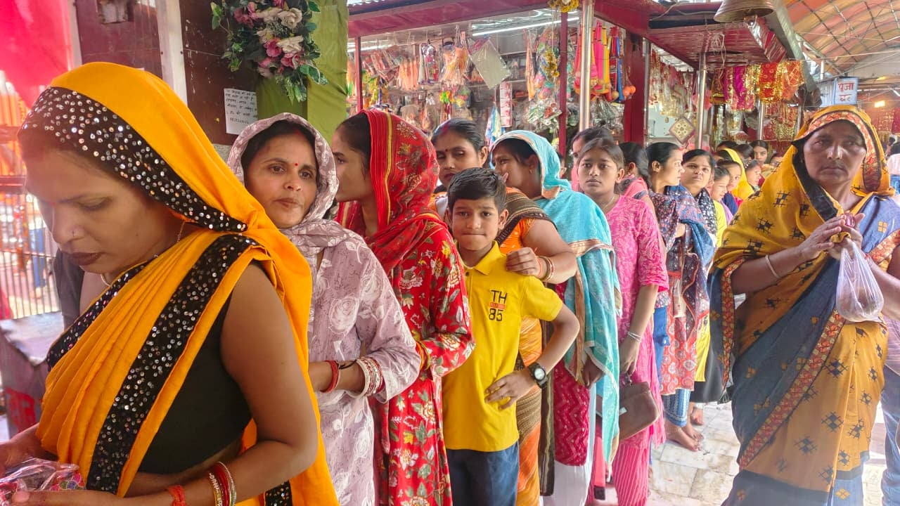 मंदिर परिसर में कन्या खिलाती महिलाएं। संवाद मंदिर परिसर में कन्या खिलाती महिलाएं। संवाद