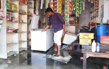नगर निगम करा रहा दवा का छिड़काव। नगर निगम करा रहा दवा का छिड़काव।