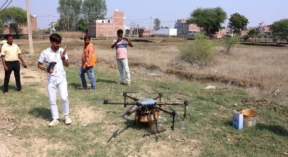 नगर निगम करा रहा दवा का छिड़काव। नगर निगम करा रहा दवा का छिड़काव।