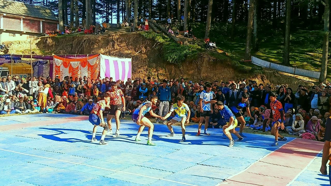 ननखड़ी में आयोजित खेलकूद प्रतियोगिता के समापन अवसर पर मुख्यातिथि सांसद सिकंदर कुमार के साथ मौज