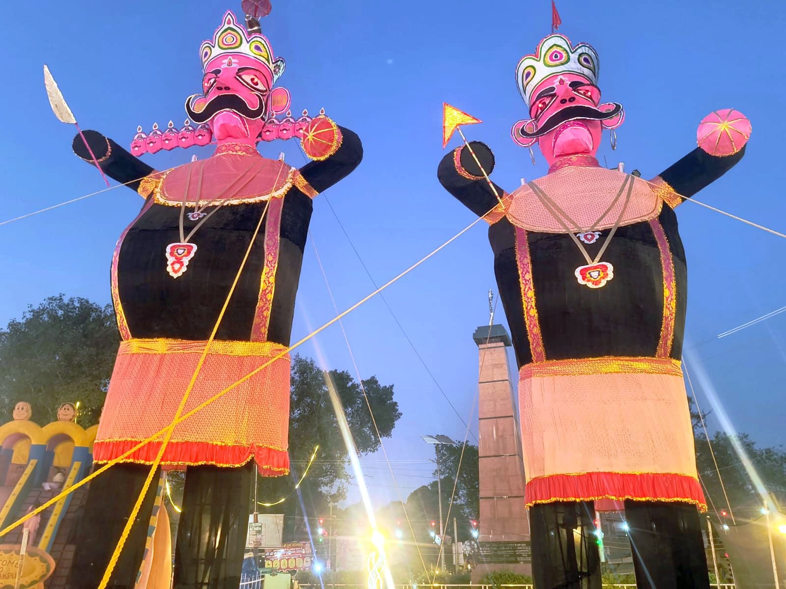 ओसीएफ रामलीला मैदान पर खड़े किए गए रावण, कुम्भकरण व मेघनाद के पुतले। संवाद ओसीएफ रामलीला मैदान पर खड़े किए गए रावण, कुम्भकरण व मेघनाद के पुतले। संवाद