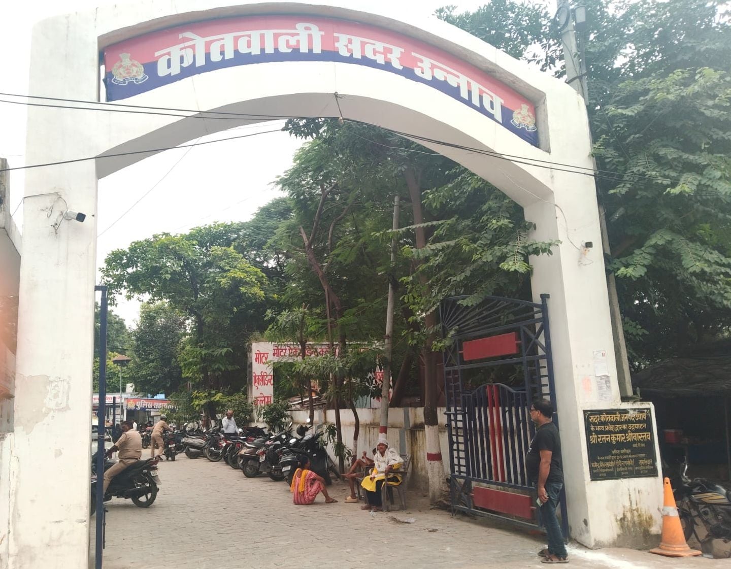 औरास थाना के महिला हेल्प डेस्क के बाहर लगा खराब कैमरा व बगल के आम के पेड़ से लटकते कैमरे के तार औरास थाना के महिला हेल्प डेस्क के बाहर लगा खराब कैमरा व बगल के आम के पेड़ से लटकते कैमरे के तार