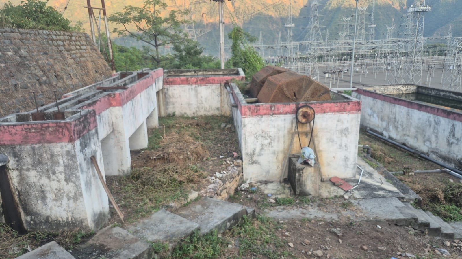 पानी से भरी सेड़पा कॉलोनी की खस्ताहाल सड़क। संवाद पानी से भरी सेड़पा कॉलोनी की खस्ताहाल सड़क। संवाद