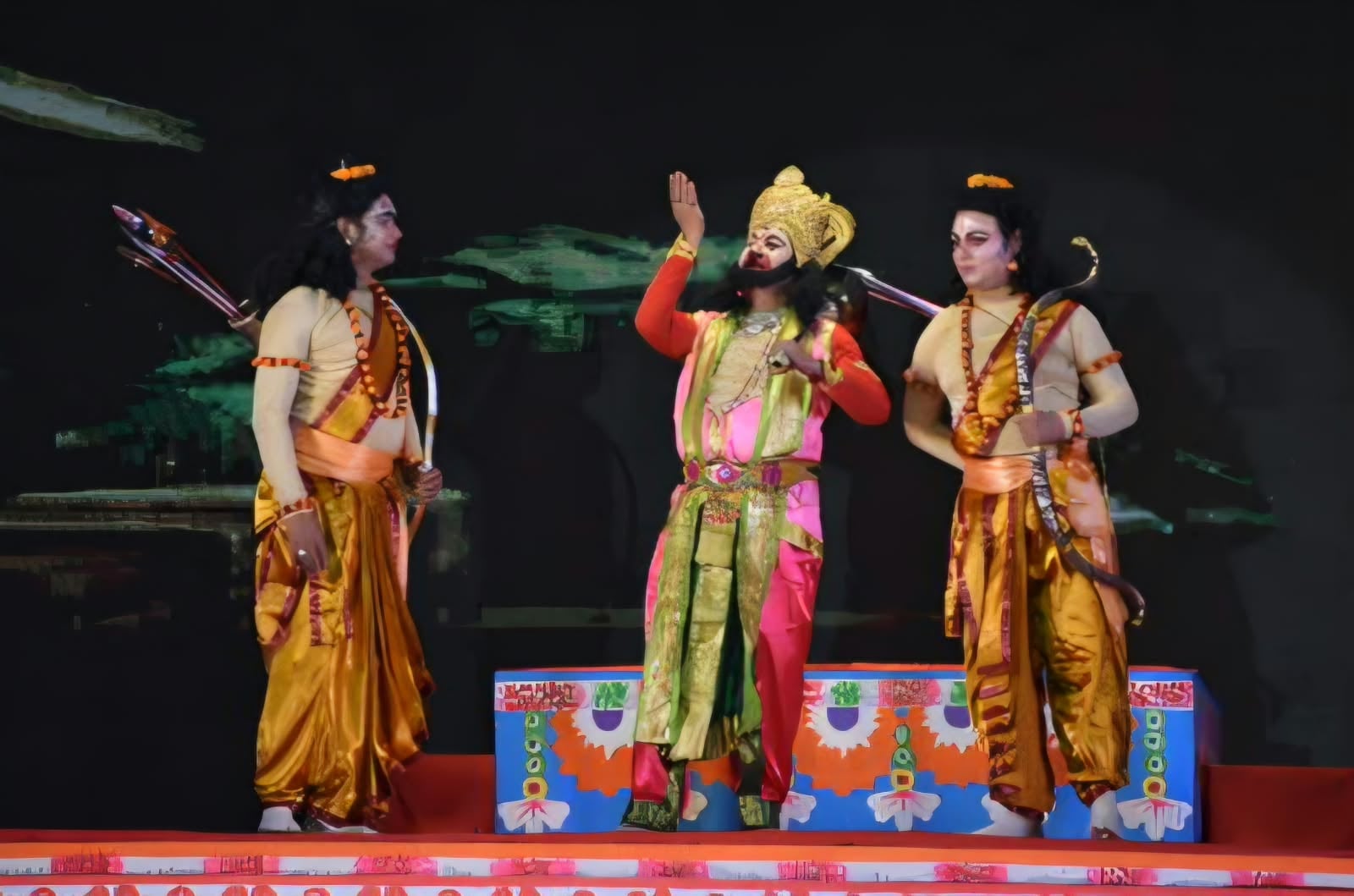 रामलीलाओं का मंचन करते कलाकार रामलीलाओं का मंचन करते कलाकार