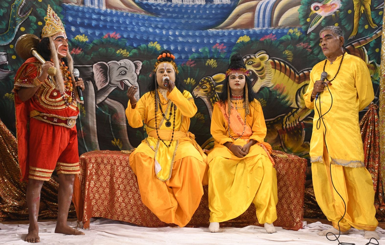 रामलीलाओं का मंचन करते कलाकार रामलीलाओं का मंचन करते कलाकार