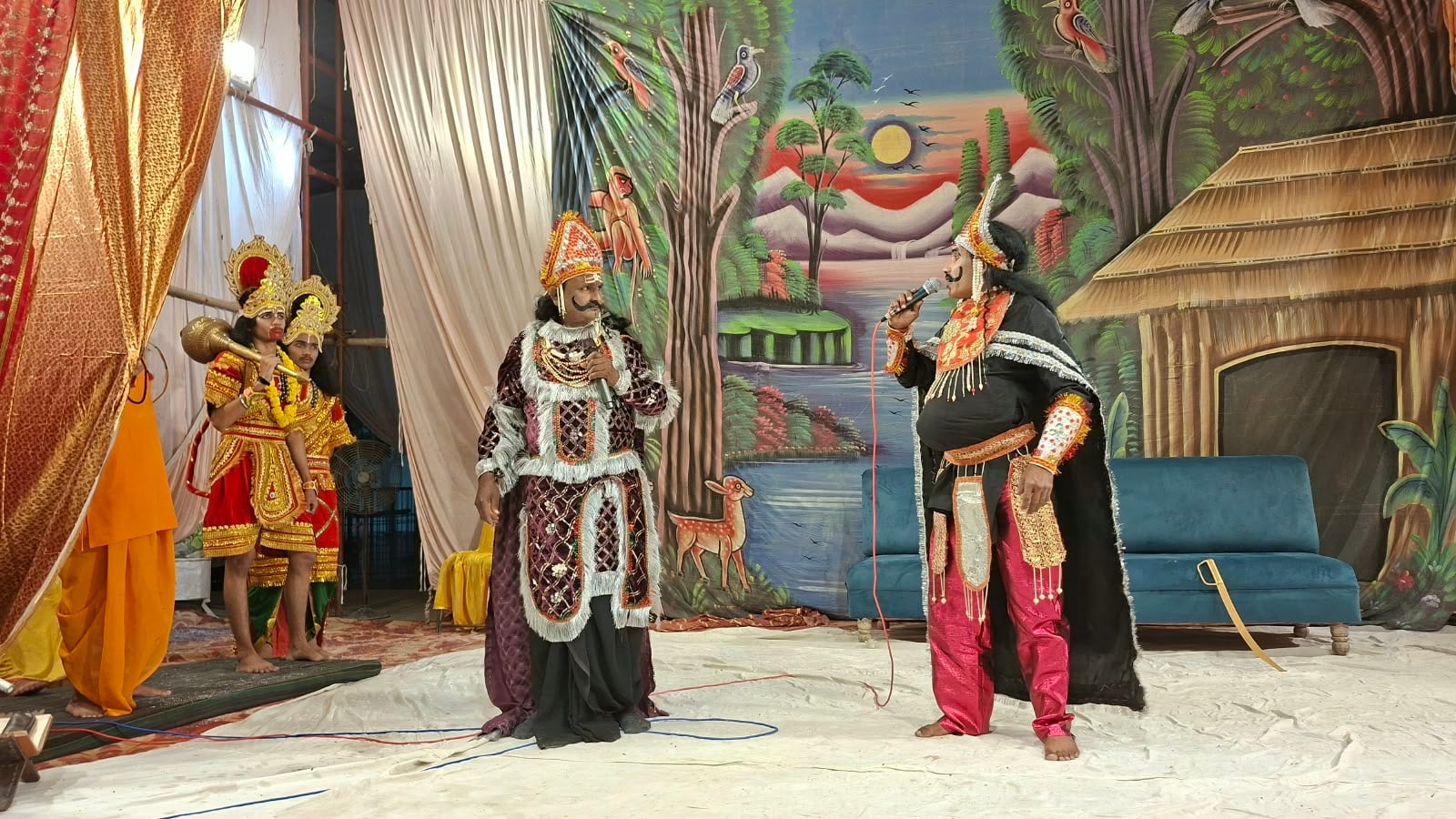 रामलीलाओं का मंचन करते कलाकार रामलीलाओं का मंचन करते कलाकार