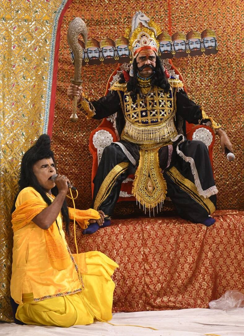 रामलीलाओं का मंचन करते कलाकार रामलीलाओं का मंचन करते कलाकार