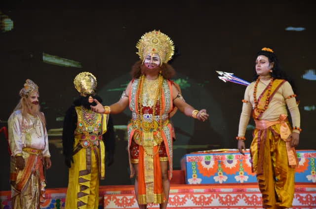 रामलीलाओं का मंचन करते कलाकार रामलीलाओं का मंचन करते कलाकार