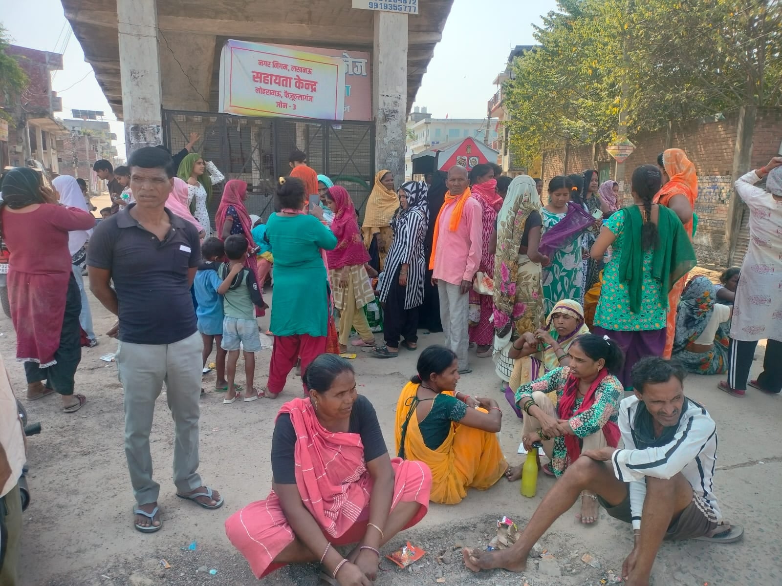 राशन के लिए इंतजार करतीं महिलाएं।