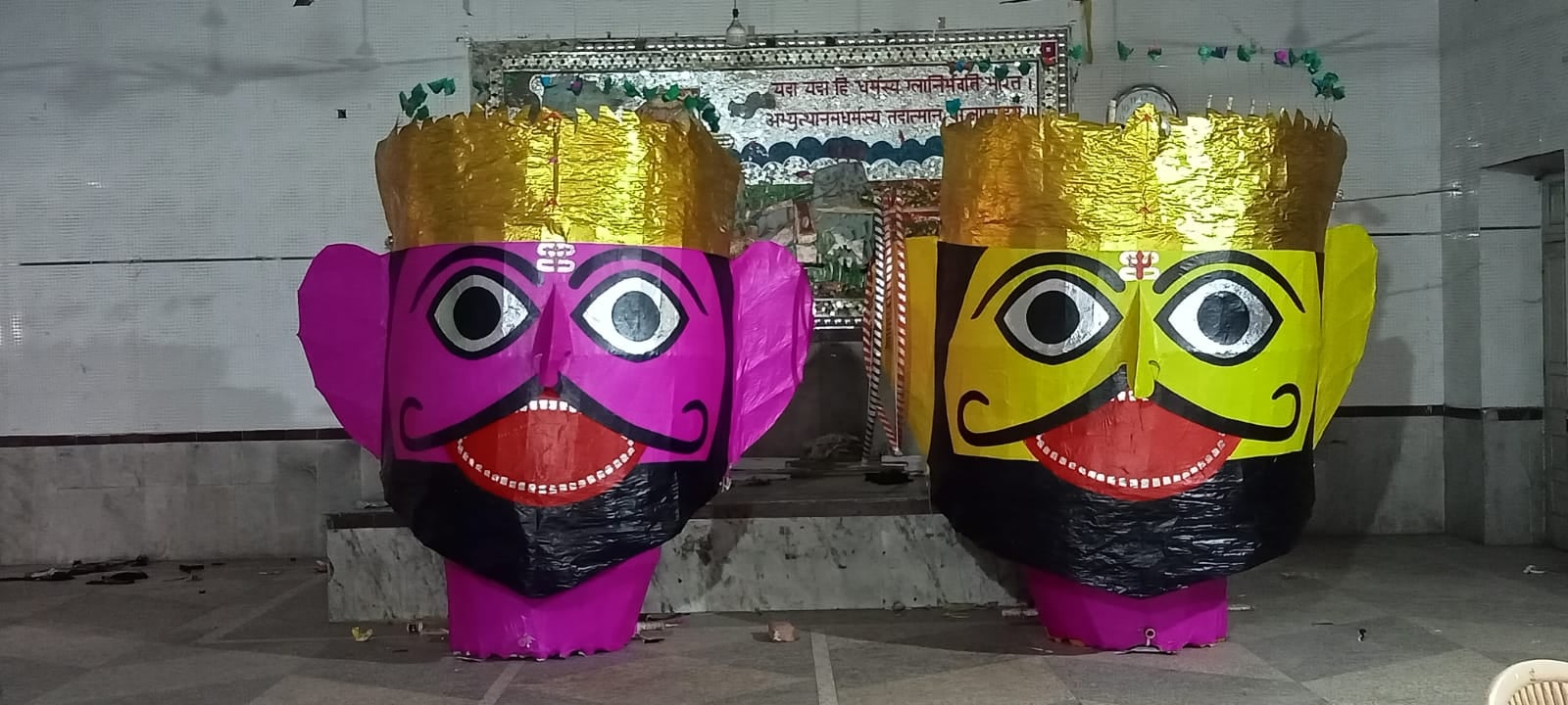 सनातन धर्म मंदिर में तैयार किया गया रावण के पुतले के सिर। संवाद सनातन धर्म मंदिर में तैयार किया गया रावण के पुतले के सिर। संवाद