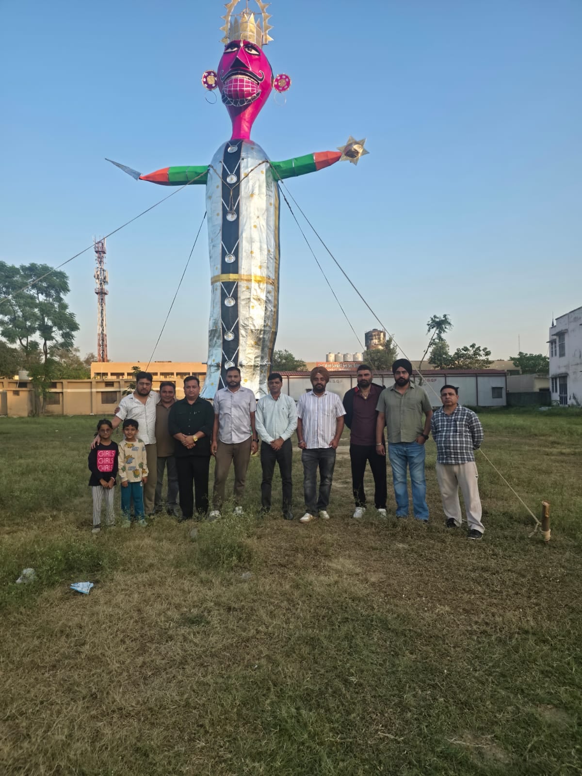सनातन धर्म मंदिर में तैयार किया गया रावण के पुतले के सिर। संवाद सनातन धर्म मंदिर में तैयार किया गया रावण के पुतले के सिर। संवाद