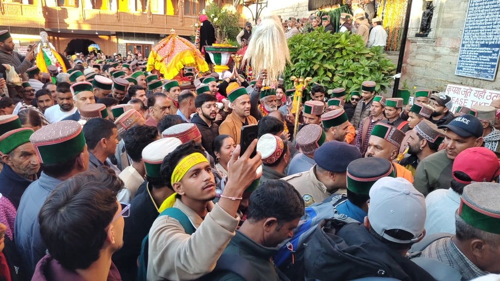 सराहन दशहरा मेले में शामिल हुए देवता और श्रद्धालु। संवाद