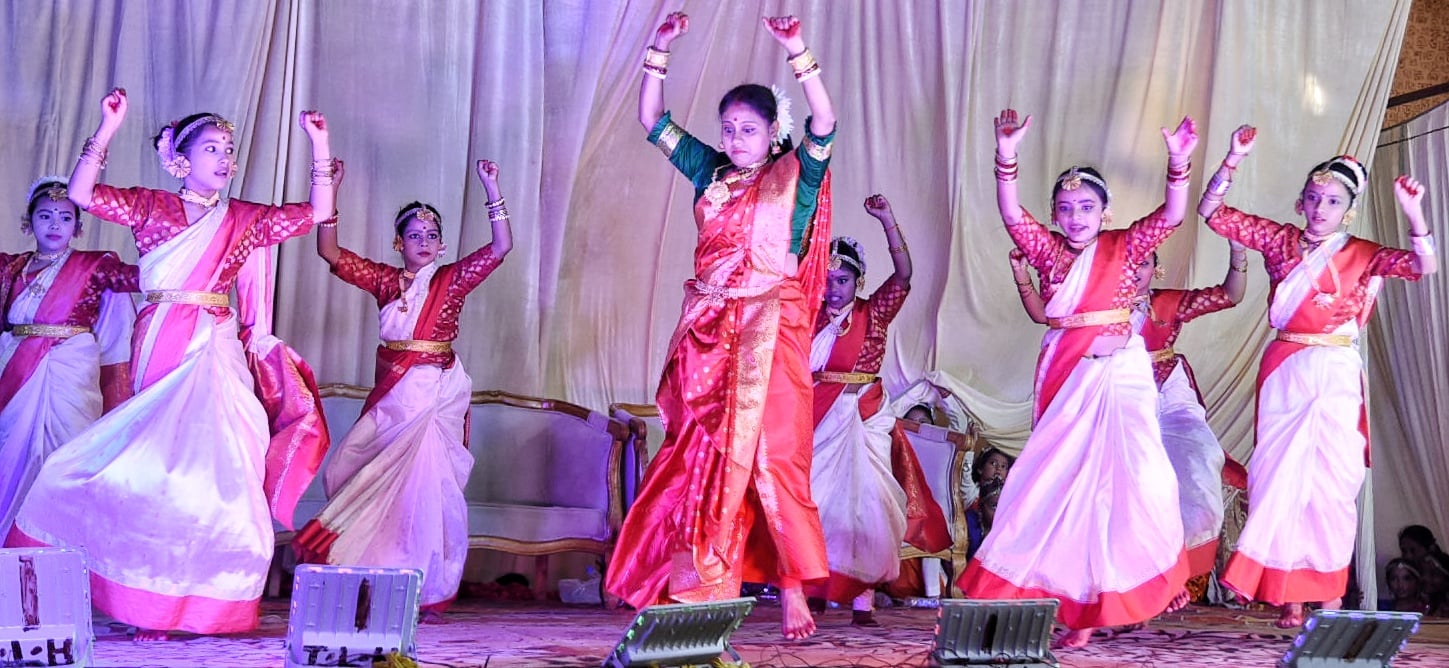 शहर के अलग-अलग पंडालों में पहुंचे भक्त। इस दौरान गरबा व डांडिया भी किया। शहर के अलग-अलग पंडालों में पहुंचे भक्त। इस दौरान गरबा व डांडिया भी किया।