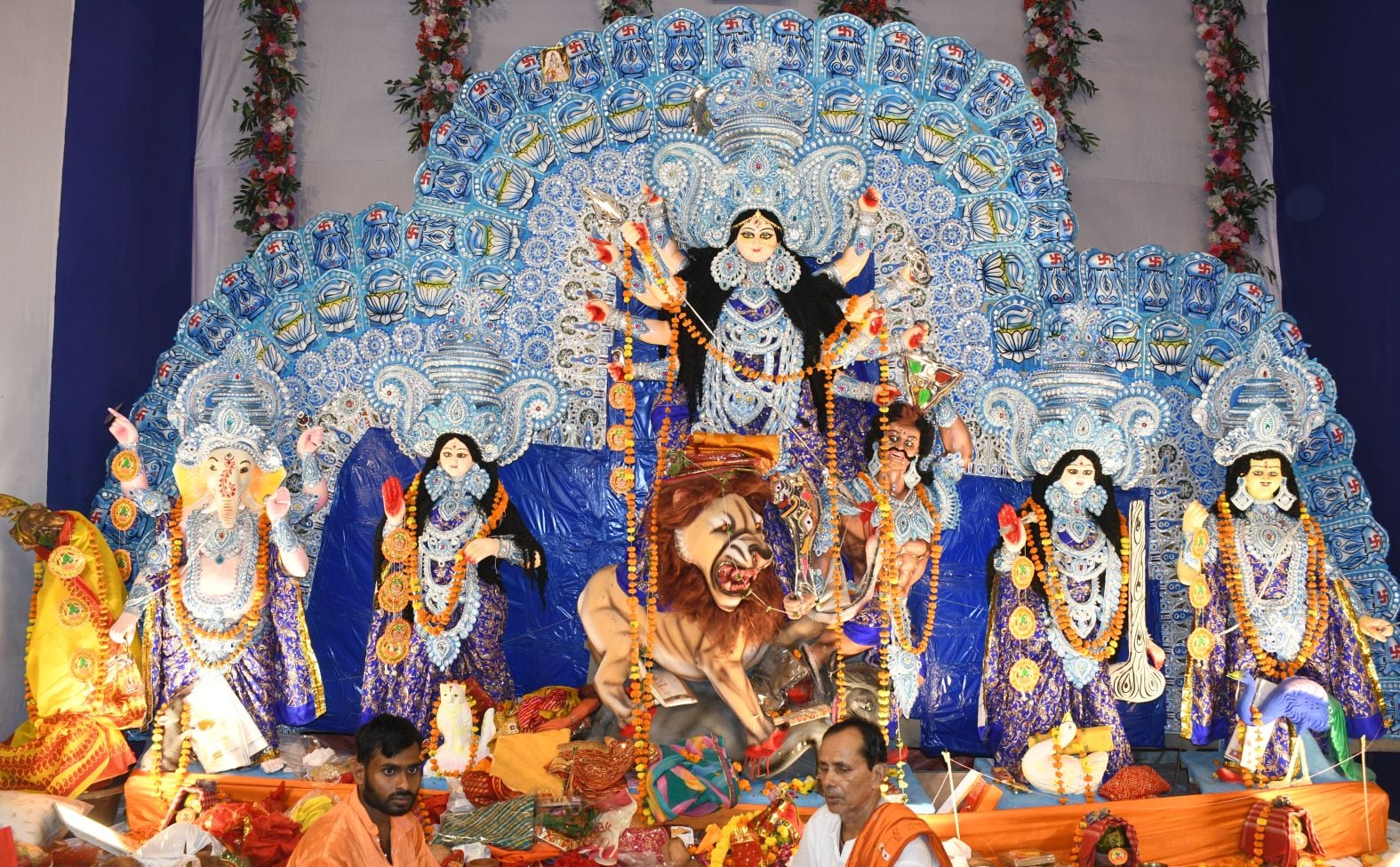शहर के अलग-अलग पंडालों में पहुंचे भक्त। इस दौरान गरबा व डांडिया भी किया। शहर के अलग-अलग पंडालों में पहुंचे भक्त। इस दौरान गरबा व डांडिया भी किया।