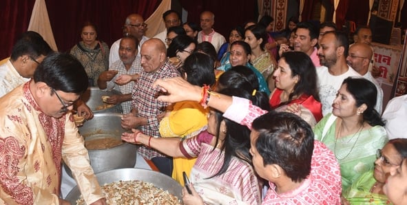 शहर के अलग-अलग पंडालों में पहुंचे भक्त। इस दौरान गरबा व डांडिया भी किया। शहर के अलग-अलग पंडालों में पहुंचे भक्त। इस दौरान गरबा व डांडिया भी किया।
