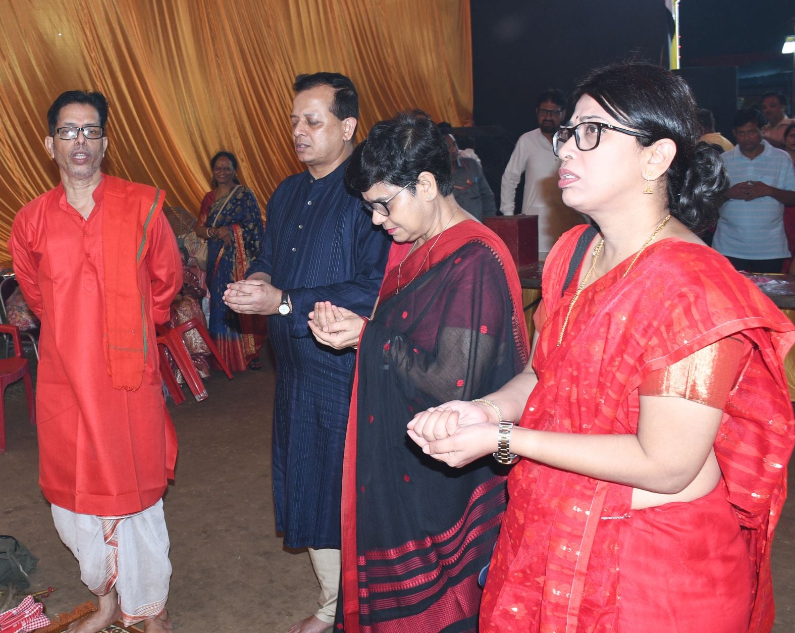शहर के अलग-अलग पंडालों में पहुंचे भक्त। इस दौरान गरबा व डांडिया भी किया। शहर के अलग-अलग पंडालों में पहुंचे भक्त। इस दौरान गरबा व डांडिया भी किया।