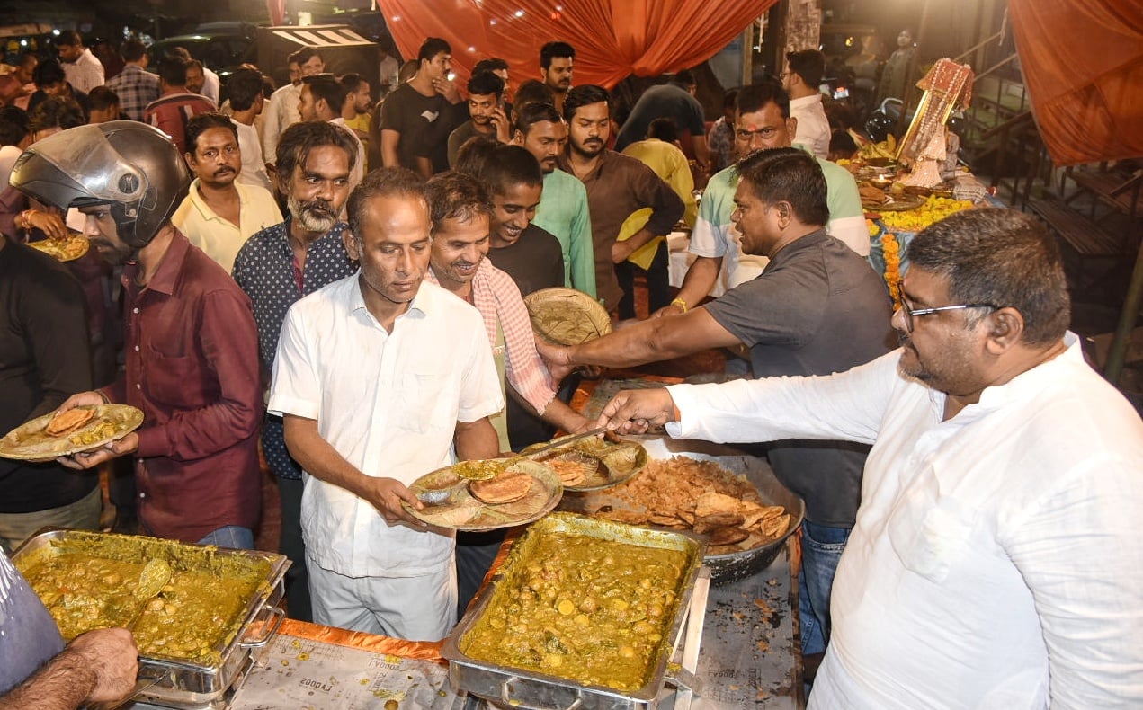 शहर के अलग-अलग पंडालों में पहुंचे भक्त। इस दौरान गरबा व डांडिया भी किया। शहर के अलग-अलग पंडालों में पहुंचे भक्त। इस दौरान गरबा व डांडिया भी किया।