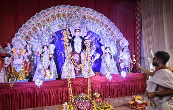 शहर के अलग-अलग पंडालों में पहुंचे भक्त। इस दौरान गरबा व डांडिया भी किया। शहर के अलग-अलग पंडालों में पहुंचे भक्त। इस दौरान गरबा व डांडिया भी किया।