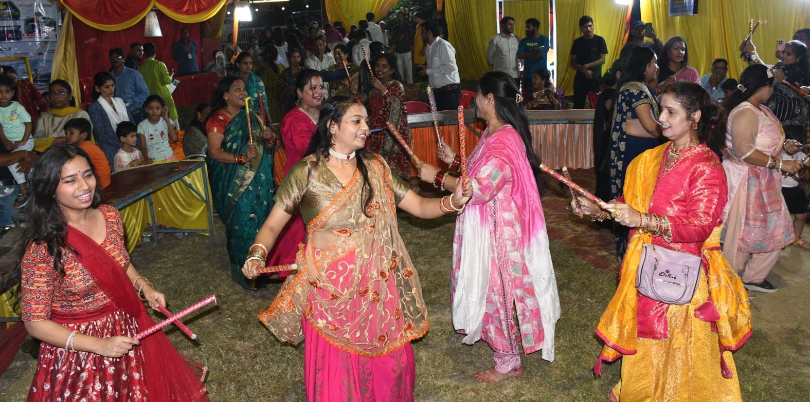 शहर के अलग-अलग पंडालों में पहुंचे भक्त। इस दौरान गरबा व डांडिया भी किया। शहर के अलग-अलग पंडालों में पहुंचे भक्त। इस दौरान गरबा व डांडिया भी किया।