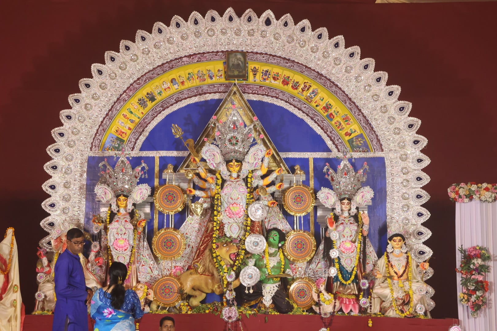 शहर के अलग-अलग पंडालों में पहुंचे भक्त। इस दौरान गरबा व डांडिया भी किया। शहर के अलग-अलग पंडालों में पहुंचे भक्त। इस दौरान गरबा व डांडिया भी किया।