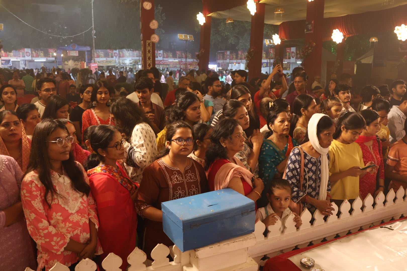 शहर के अलग-अलग पंडालों में पहुंचे भक्त। इस दौरान गरबा व डांडिया भी किया। शहर के अलग-अलग पंडालों में पहुंचे भक्त। इस दौरान गरबा व डांडिया भी किया।