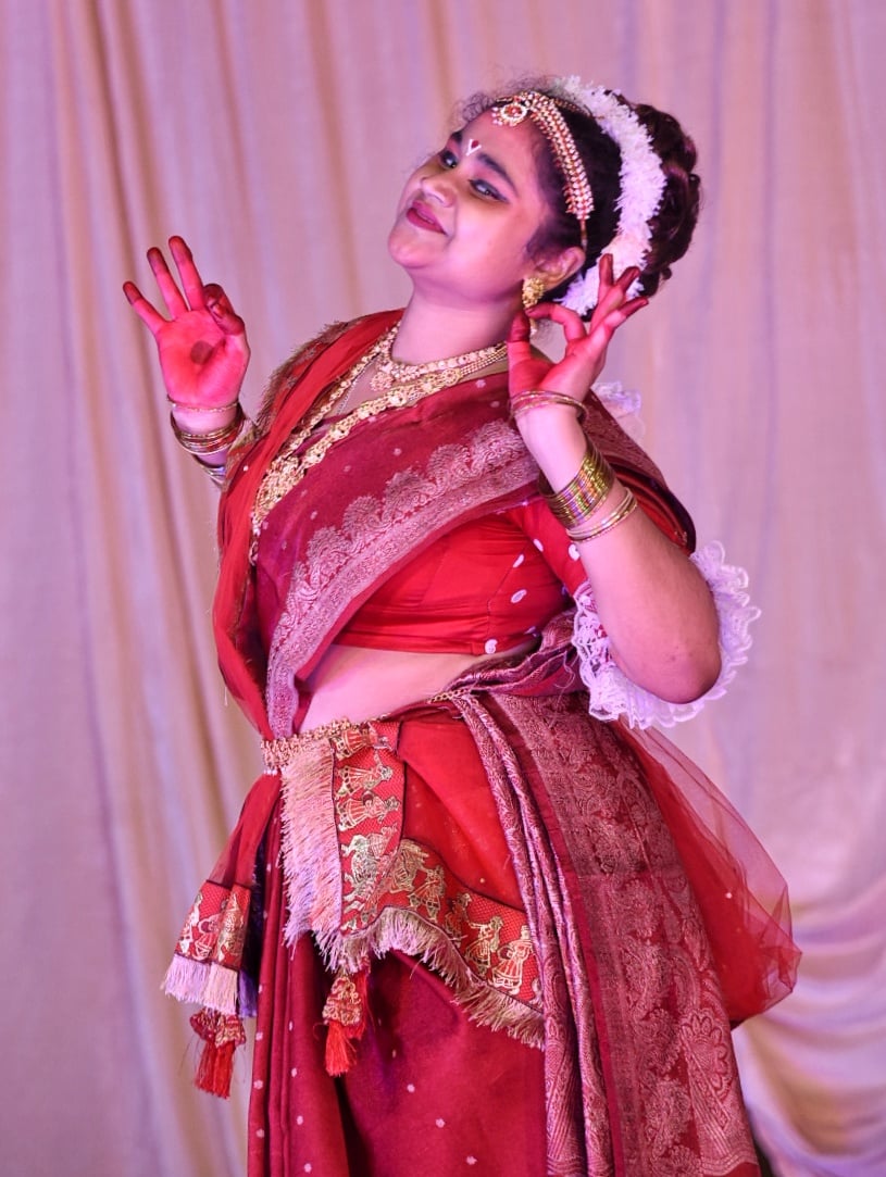 शहर के अलग-अलग पंडालों में पहुंचे भक्त। इस दौरान गरबा व डांडिया भी किया। शहर के अलग-अलग पंडालों में पहुंचे भक्त। इस दौरान गरबा व डांडिया भी किया।