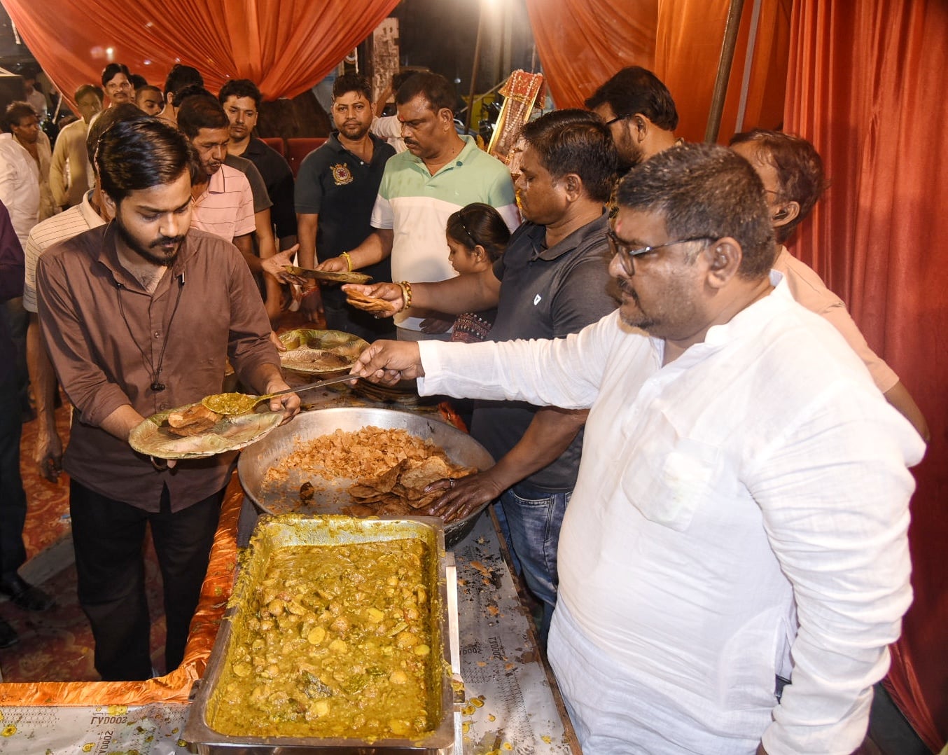 शहर के अलग-अलग पंडालों में पहुंचे भक्त। इस दौरान गरबा व डांडिया भी किया। शहर के अलग-अलग पंडालों में पहुंचे भक्त। इस दौरान गरबा व डांडिया भी किया।
