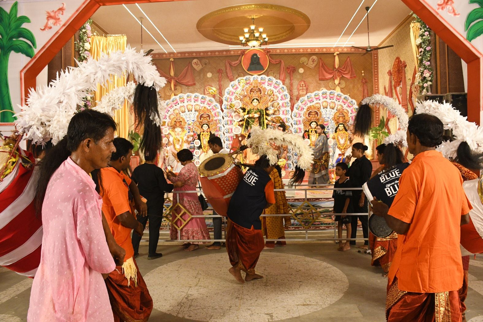शहर के अलग-अलग पंडालों में पहुंचे भक्त। इस दौरान गरबा व डांडिया भी किया। शहर के अलग-अलग पंडालों में पहुंचे भक्त। इस दौरान गरबा व डांडिया भी किया।