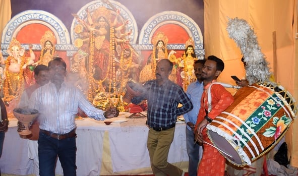 शहर के अलग-अलग पंडालों में पहुंचे भक्त। इस दौरान गरबा व डांडिया भी किया। शहर के अलग-अलग पंडालों में पहुंचे भक्त। इस दौरान गरबा व डांडिया भी किया।