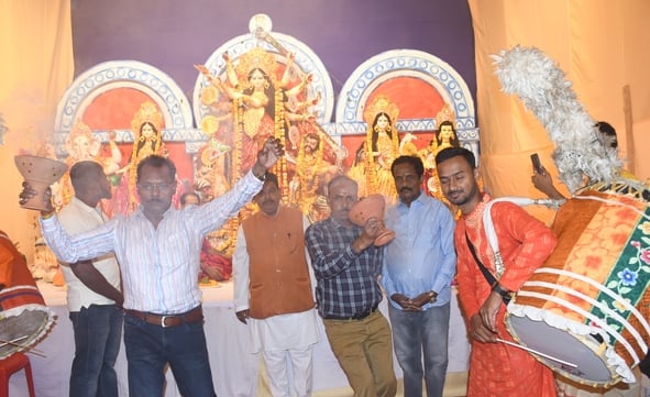 शहर के अलग-अलग पंडालों में पहुंचे भक्त। इस दौरान गरबा व डांडिया भी किया। शहर के अलग-अलग पंडालों में पहुंचे भक्त। इस दौरान गरबा व डांडिया भी किया।