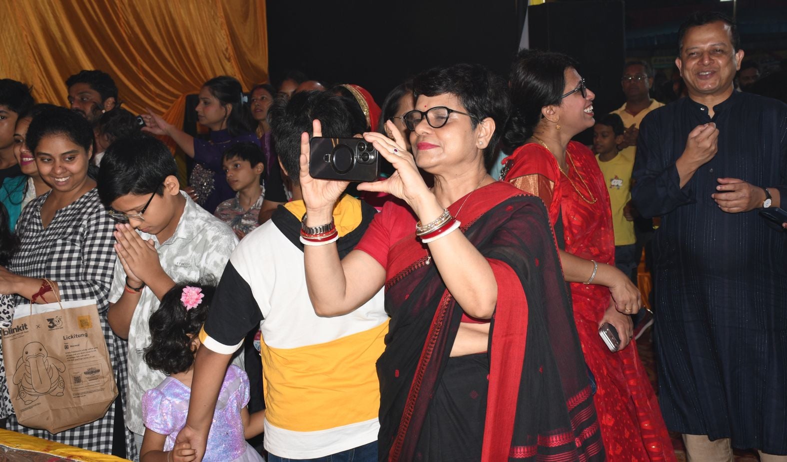 शहर के अलग-अलग पंडालों में पहुंचे भक्त। इस दौरान गरबा व डांडिया भी किया। शहर के अलग-अलग पंडालों में पहुंचे भक्त। इस दौरान गरबा व डांडिया भी किया।