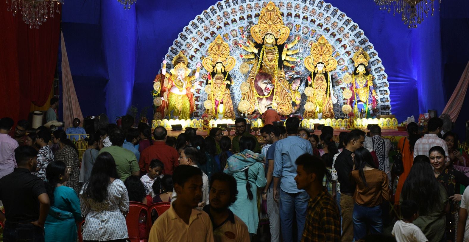 शहर के अलग-अलग पंडालों में पहुंचे भक्त। इस दौरान गरबा व डांडिया भी किया। शहर के अलग-अलग पंडालों में पहुंचे भक्त। इस दौरान गरबा व डांडिया भी किया।