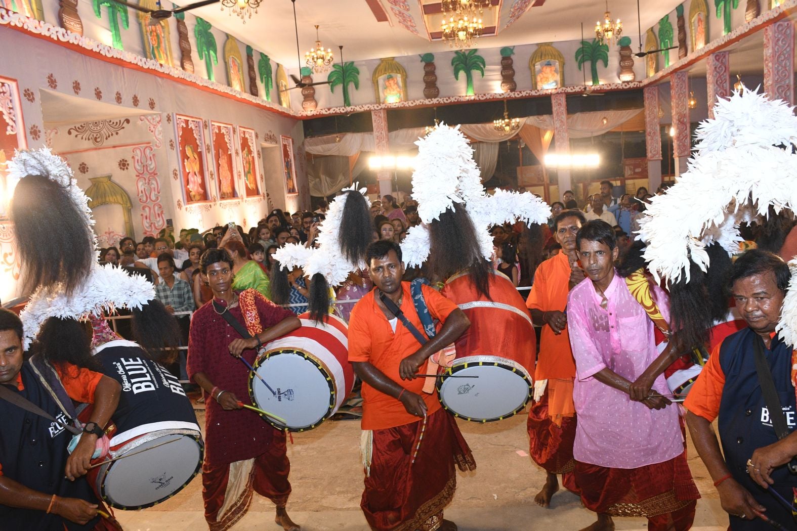 शहर के अलग-अलग पंडालों में पहुंचे भक्त। इस दौरान गरबा व डांडिया भी किया। शहर के अलग-अलग पंडालों में पहुंचे भक्त। इस दौरान गरबा व डांडिया भी किया।