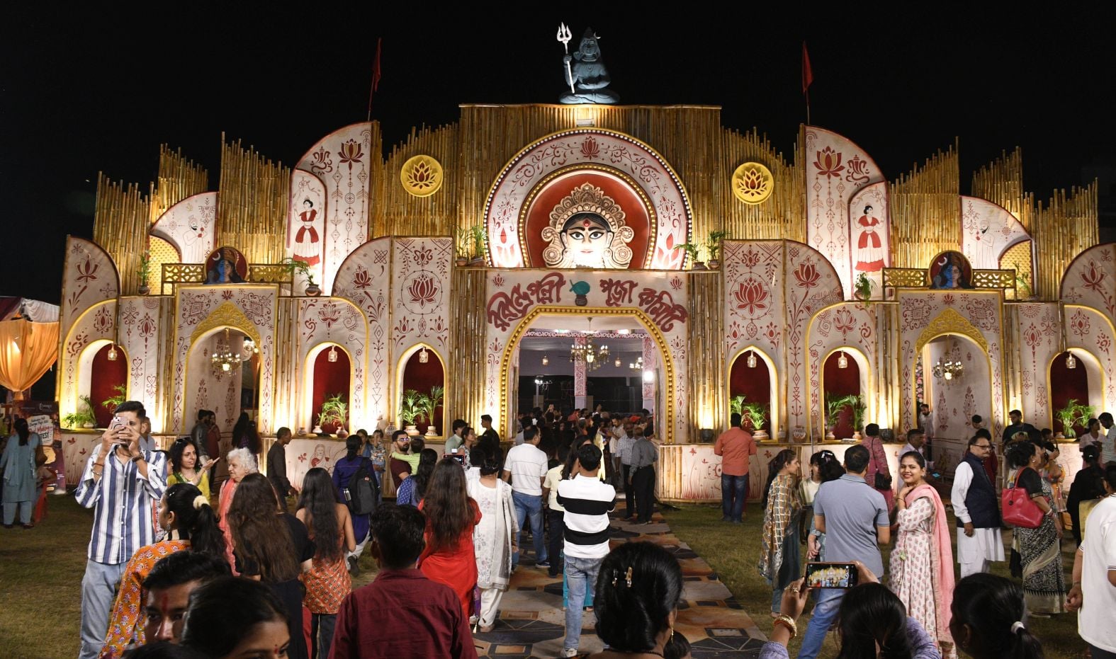 शहर के अलग-अलग पंडालों में पहुंचे भक्त। इस दौरान गरबा व डांडिया भी किया। शहर के अलग-अलग पंडालों में पहुंचे भक्त। इस दौरान गरबा व डांडिया भी किया।