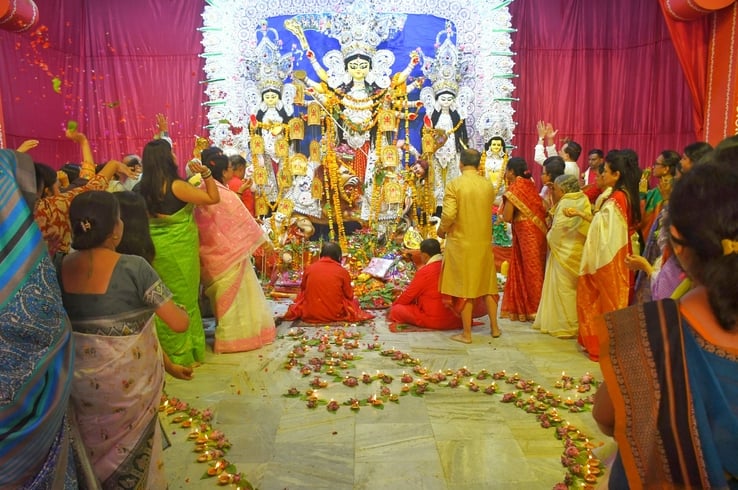 शहर के अलग-अलग पंडालों में पहुंचे भक्त। इस दौरान गरबा व डांडिया भी किया। शहर के अलग-अलग पंडालों में पहुंचे भक्त। इस दौरान गरबा व डांडिया भी किया।