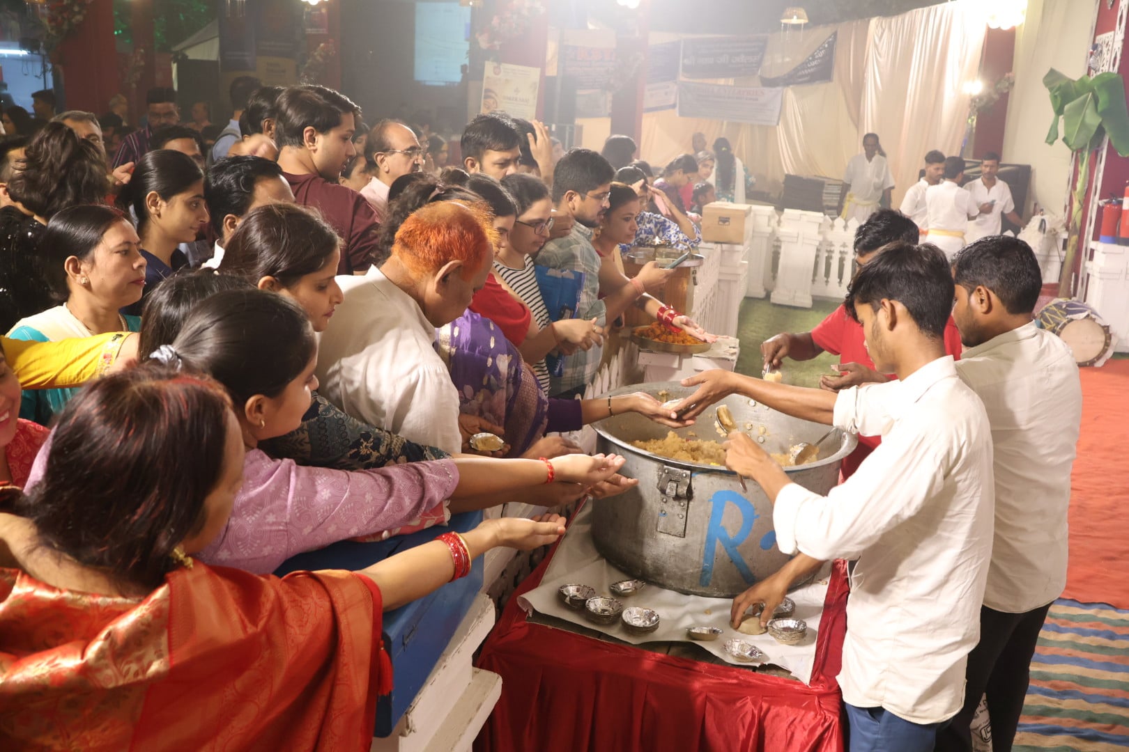 शहर के अलग-अलग पंडालों में पहुंचे भक्त। इस दौरान गरबा व डांडिया भी किया। शहर के अलग-अलग पंडालों में पहुंचे भक्त। इस दौरान गरबा व डांडिया भी किया।