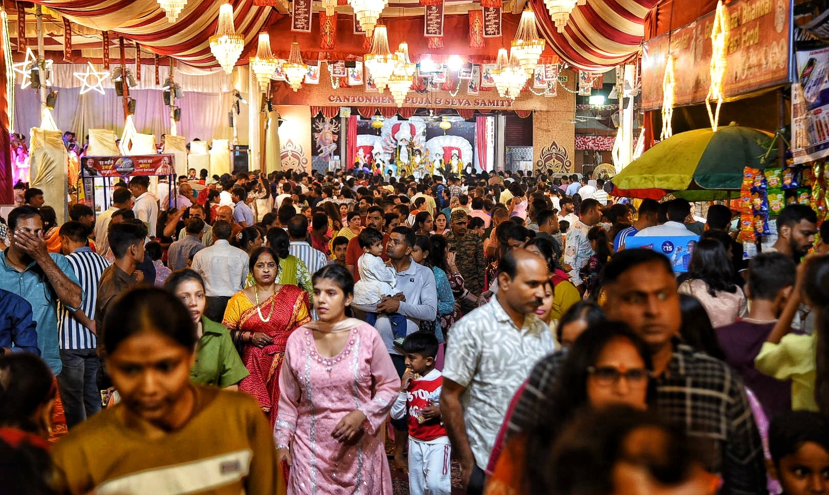 शहर के अलग-अलग पंडालों में पहुंचे भक्त। इस दौरान गरबा व डांडिया भी किया। शहर के अलग-अलग पंडालों में पहुंचे भक्त। इस दौरान गरबा व डांडिया भी किया।