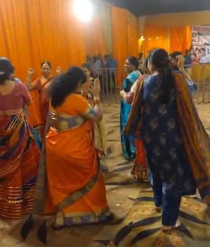 शहर के अलग-अलग पंडालों में पहुंचे भक्त। इस दौरान गरबा व डांडिया भी किया। शहर के अलग-अलग पंडालों में पहुंचे भक्त। इस दौरान गरबा व डांडिया भी किया।