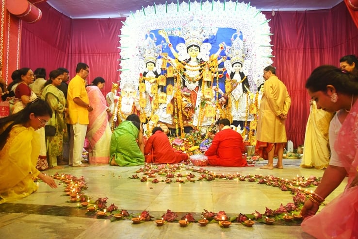 शहर के अलग-अलग पंडालों में पहुंचे भक्त। इस दौरान गरबा व डांडिया भी किया। शहर के अलग-अलग पंडालों में पहुंचे भक्त। इस दौरान गरबा व डांडिया भी किया।