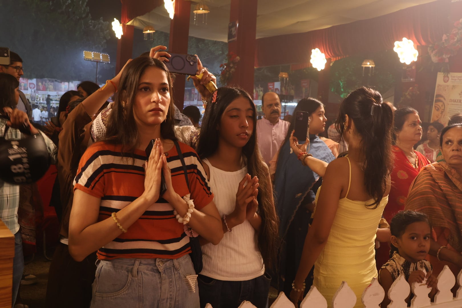 शहर के अलग-अलग पंडालों में पहुंचे भक्त। इस दौरान गरबा व डांडिया भी किया। शहर के अलग-अलग पंडालों में पहुंचे भक्त। इस दौरान गरबा व डांडिया भी किया।