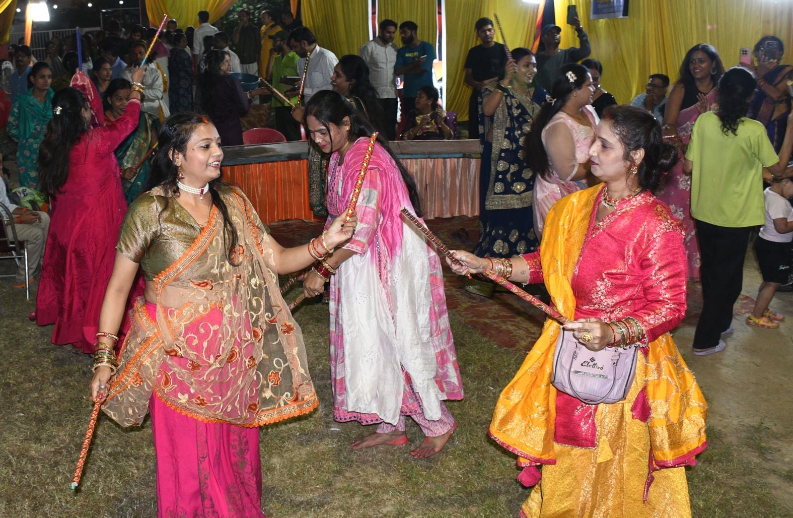 शहर के अलग-अलग पंडालों में पहुंचे भक्त। इस दौरान गरबा व डांडिया भी किया। शहर के अलग-अलग पंडालों में पहुंचे भक्त। इस दौरान गरबा व डांडिया भी किया।