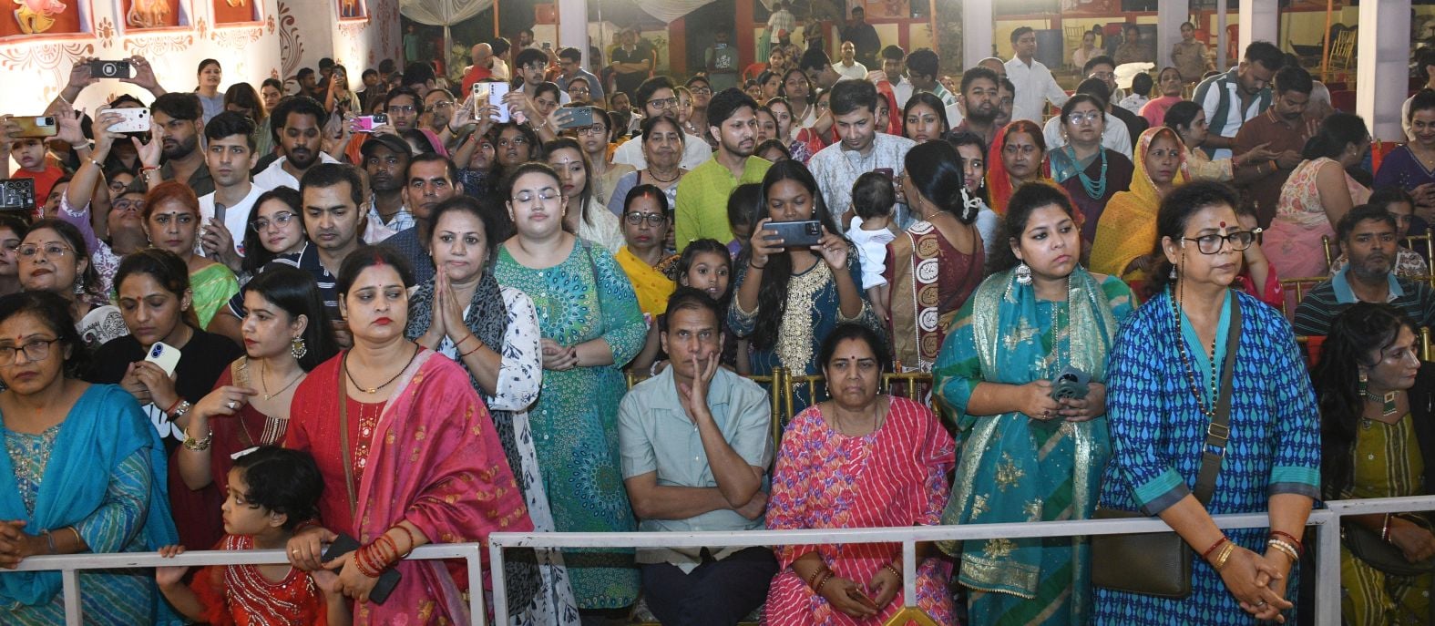 शहर के अलग-अलग पंडालों में पहुंचे भक्त। इस दौरान गरबा व डांडिया भी किया। शहर के अलग-अलग पंडालों में पहुंचे भक्त। इस दौरान गरबा व डांडिया भी किया।
